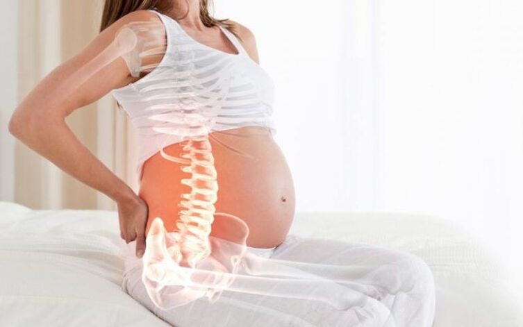 Těhotné ženy mají bolesti v páteři mezi lopatkami kvůli zvýšené zátěži zádových svalů