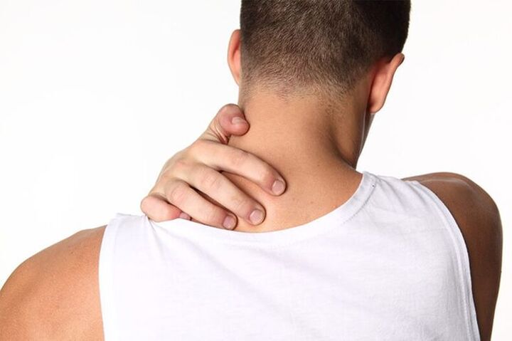 V první fázi osteochondrózy krční páteře se v krku objevují nepohodlí