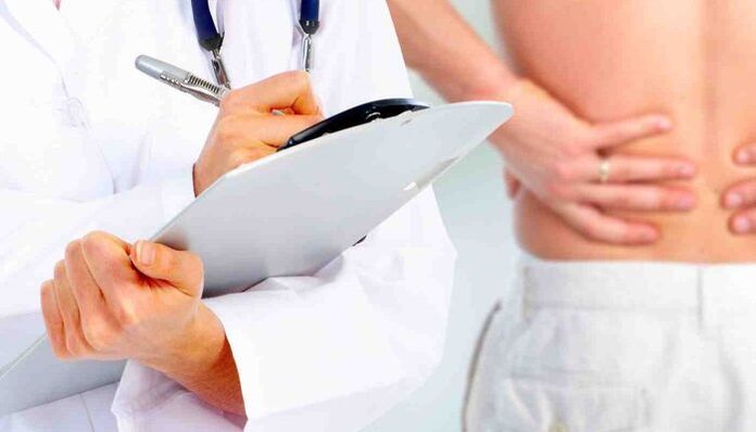 lékař předepisuje léčbu osteochondrózy